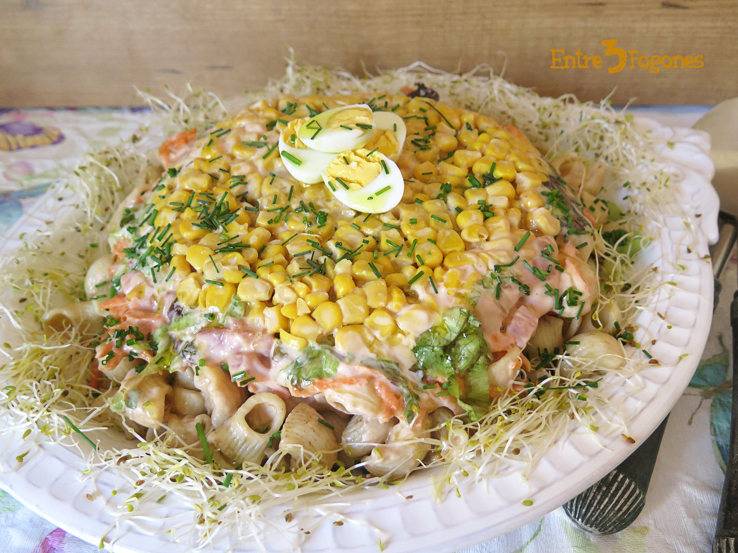 Ensalada de Pasta Corta con Vegetales y Salsa Rosa