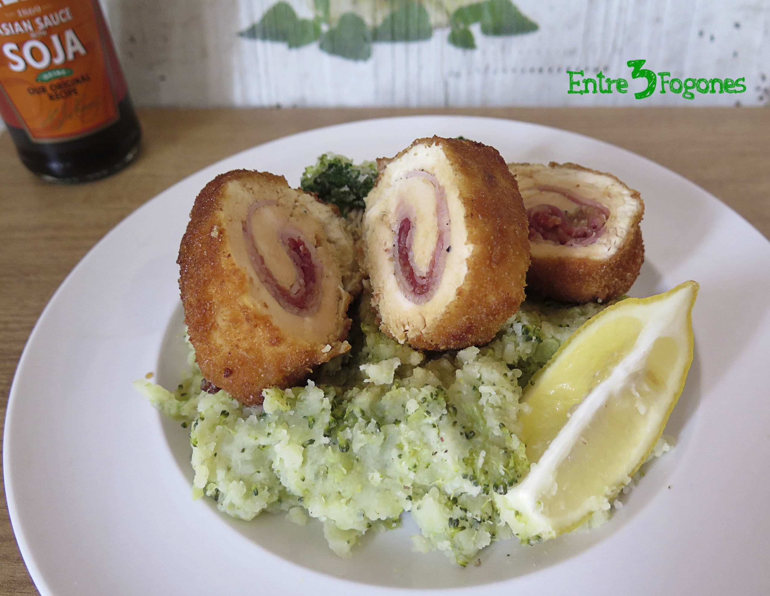 Receta Rollitos de Pechuga de Pollo con Jamón y Queso sobre Puré de Brócoli