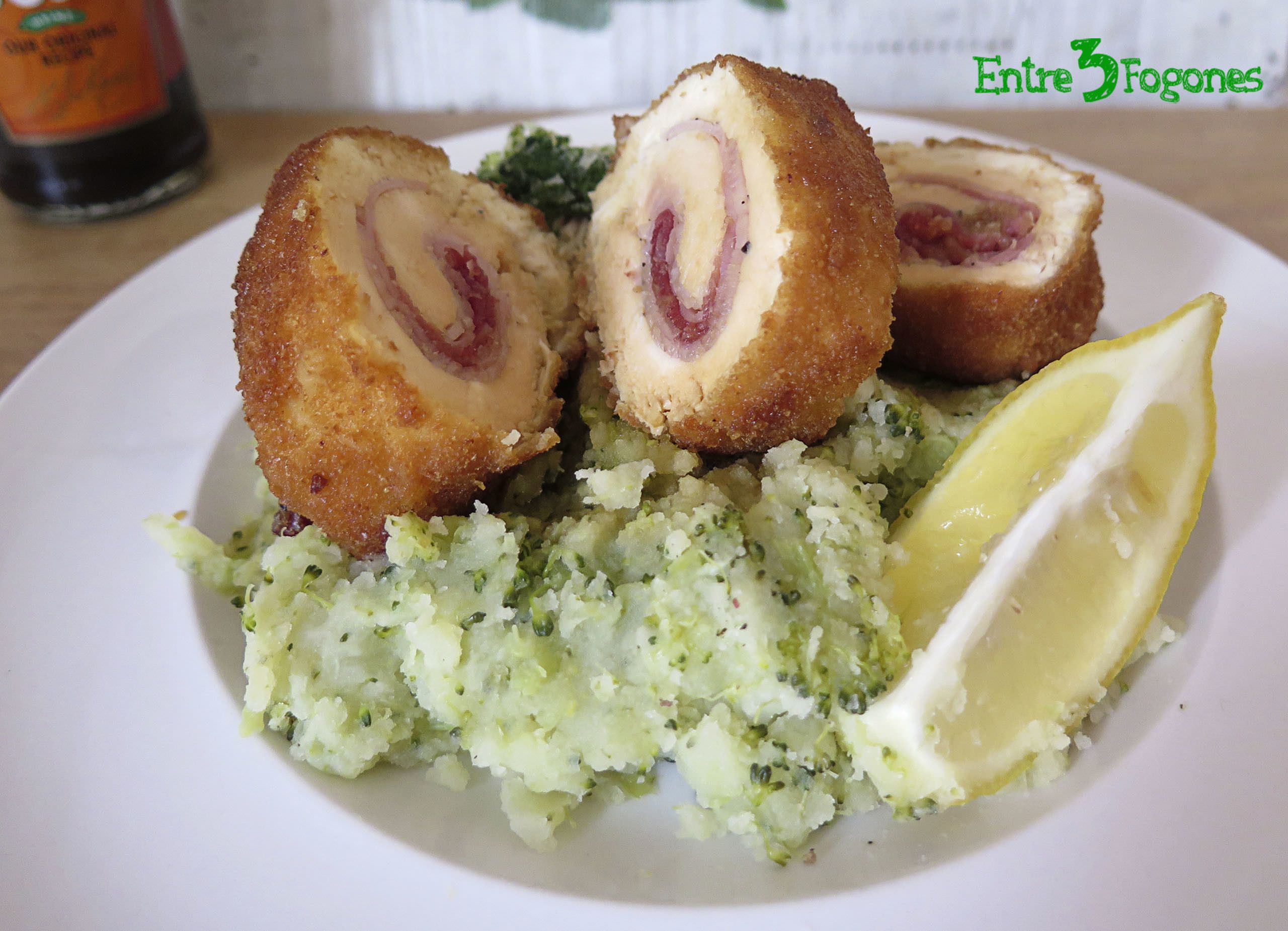 Rollitos de Pechuga de Pollo Rellena de Jamón y Queso sobre Puré de Brócoli