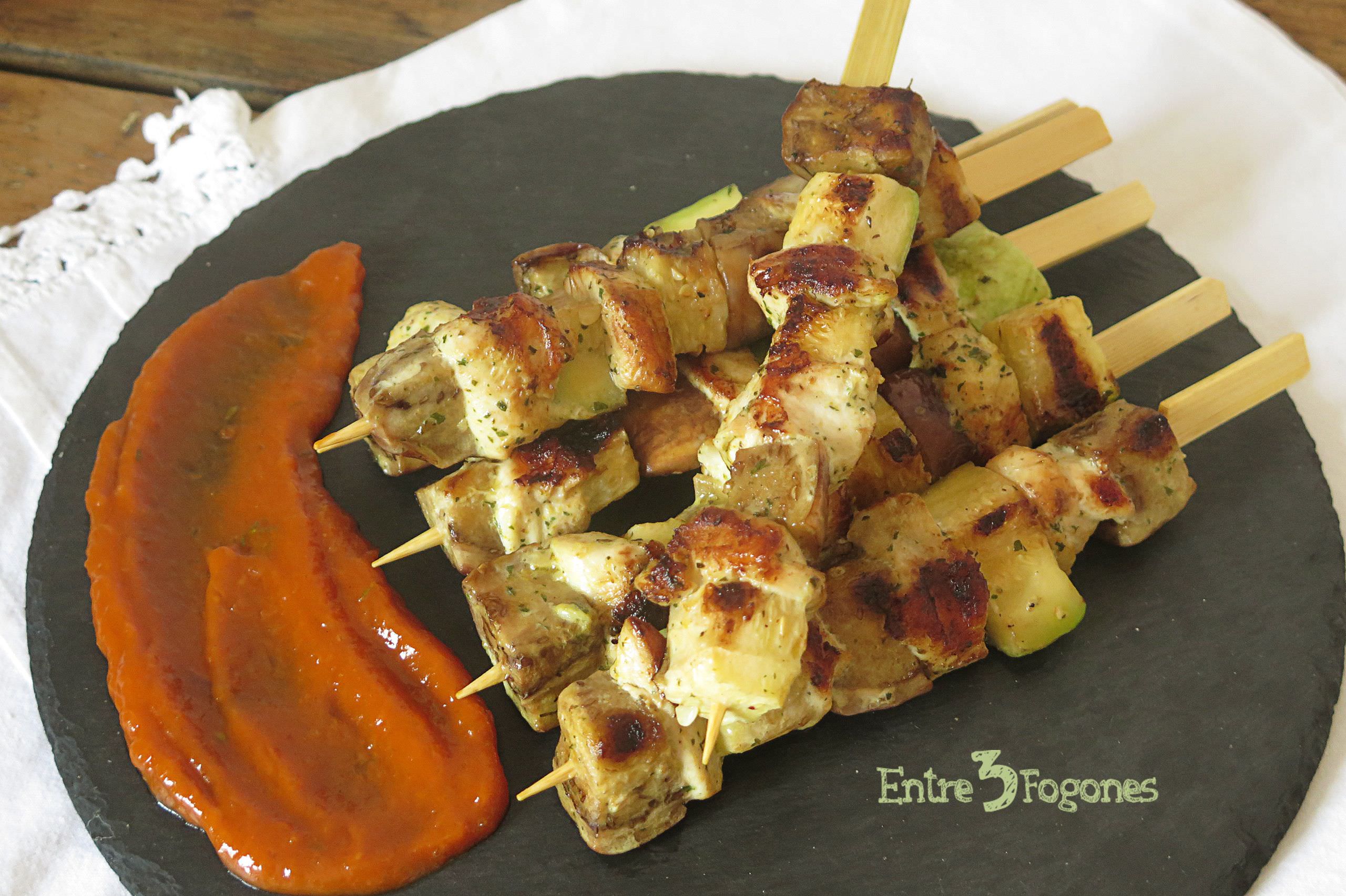 Brochetas de Pollo a la Plancha con Verduras Marinadas