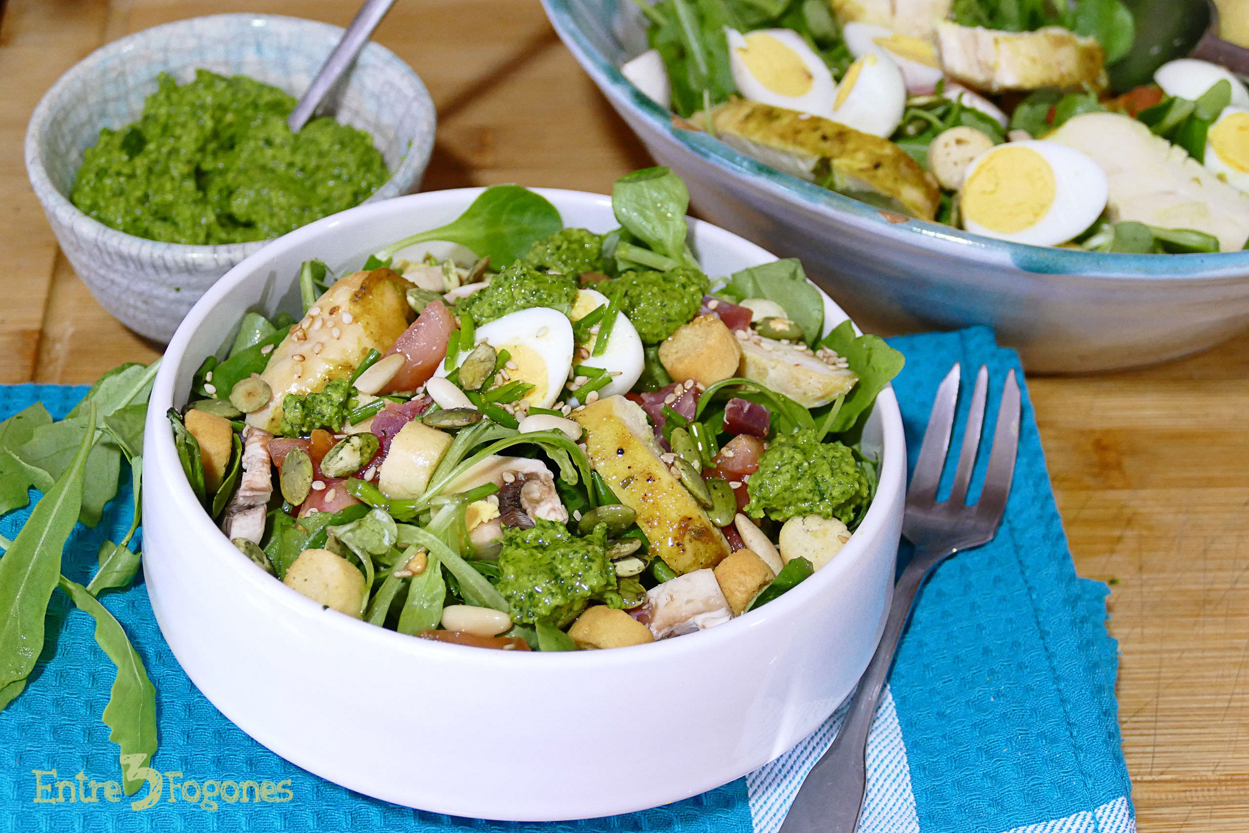Ensalada de Pollo Asado con Pesto de Rúcula