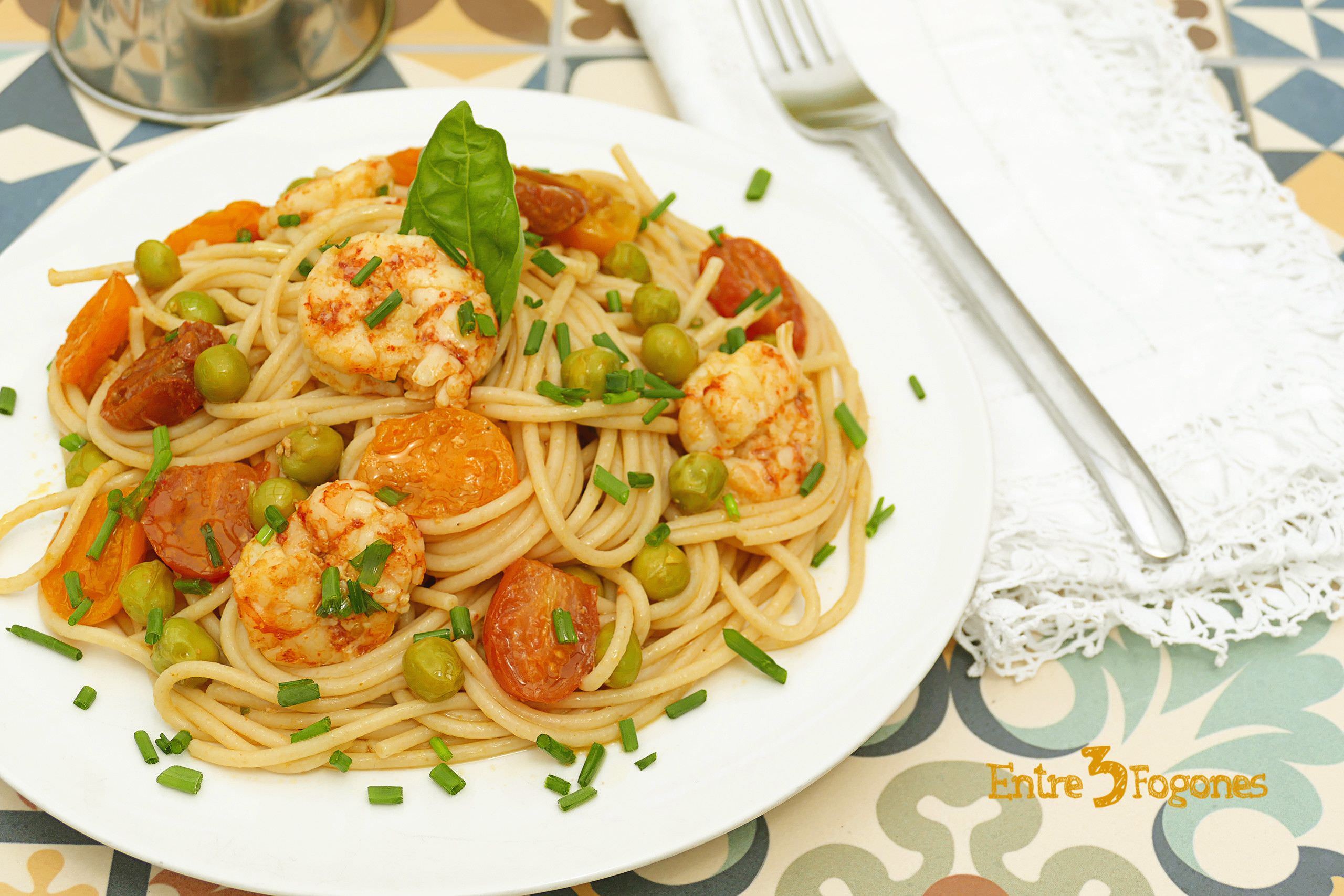 Espaguetis Integrales con Gambas y Tomates Cherry al Curry