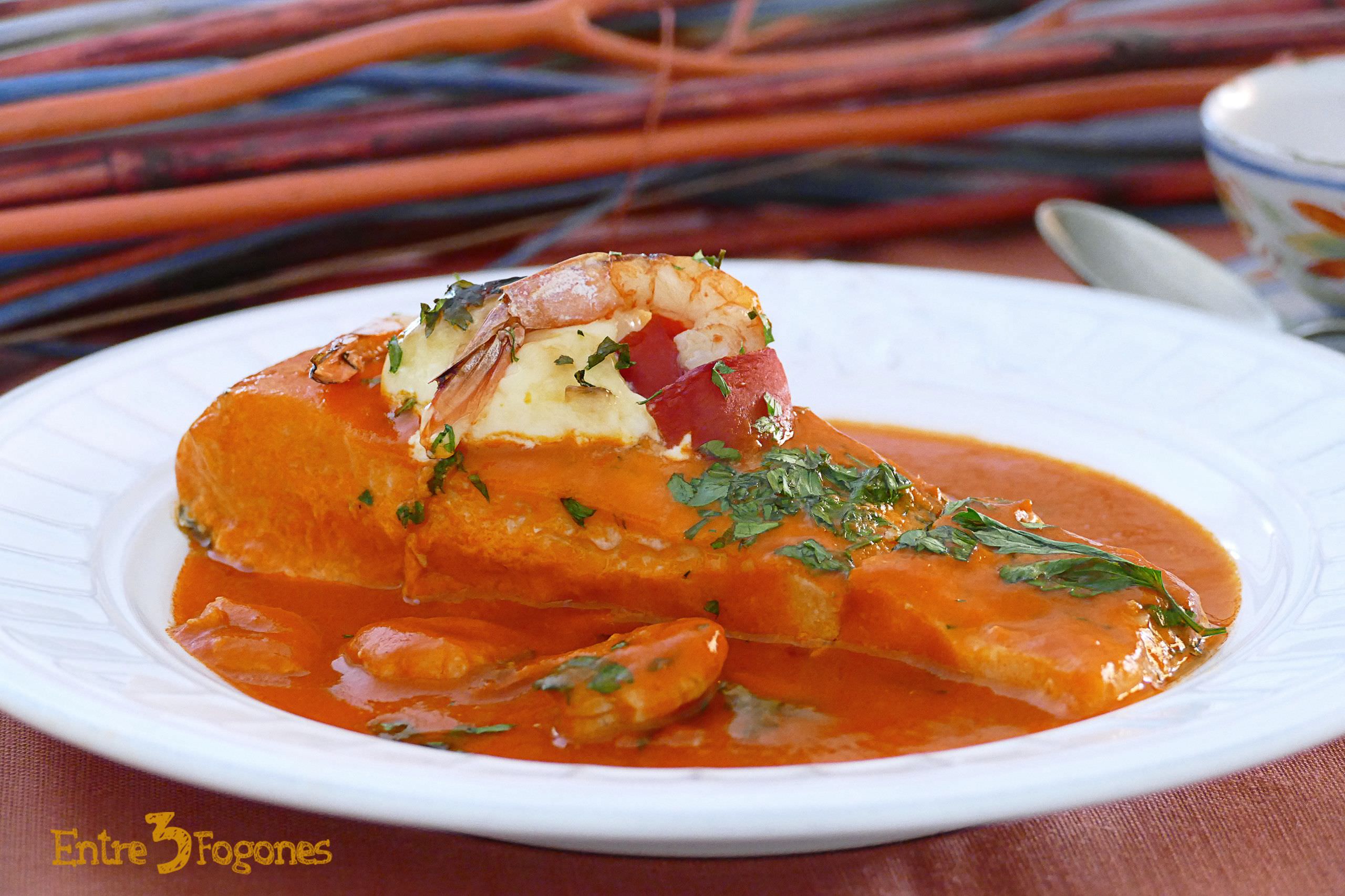 Lomos de Salmón al Horno en Salsa de Pimientos del Piquillo