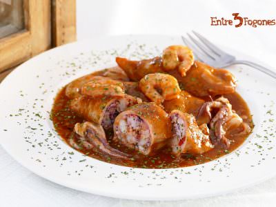 Calamares Rellenos de Gambas en Salsa Roja