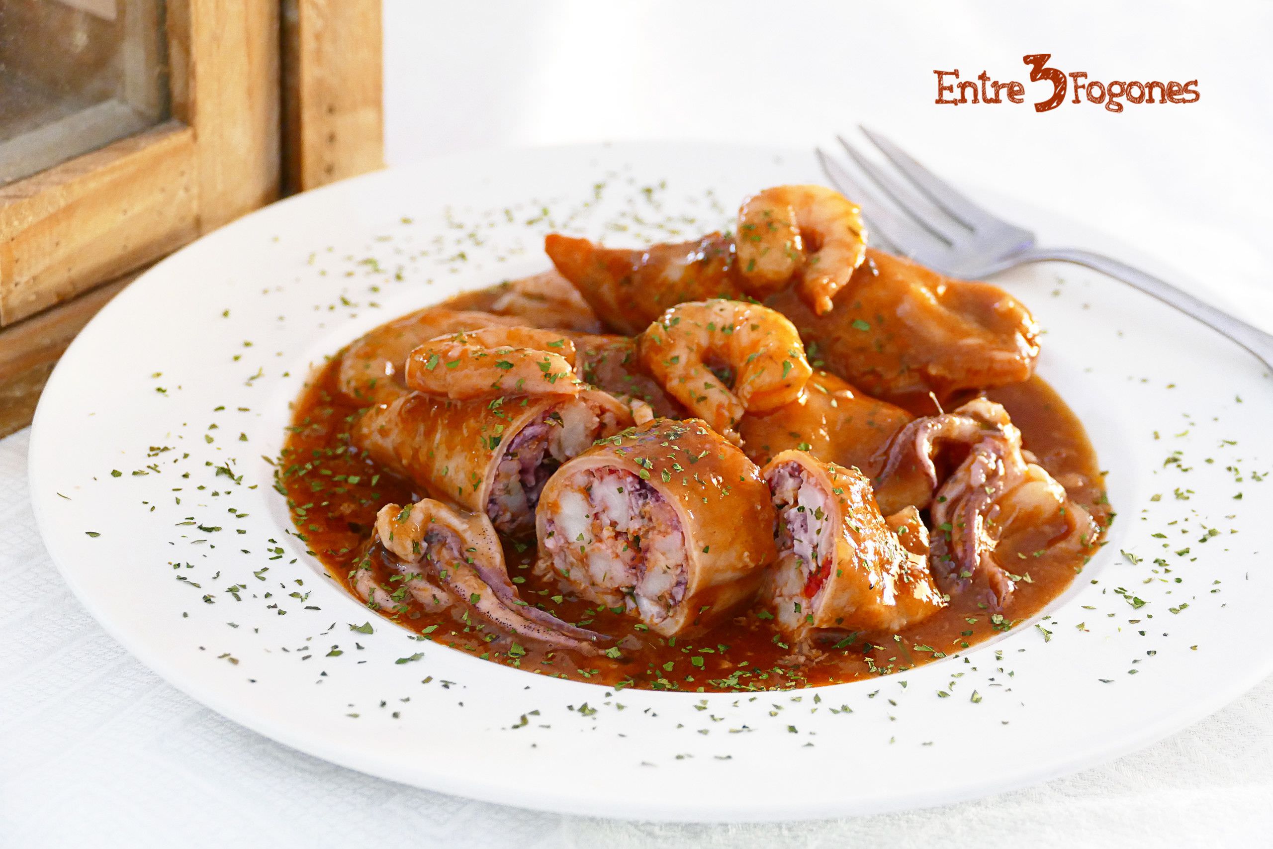 Calamares Rellenos de Gambas en Salsa Roja