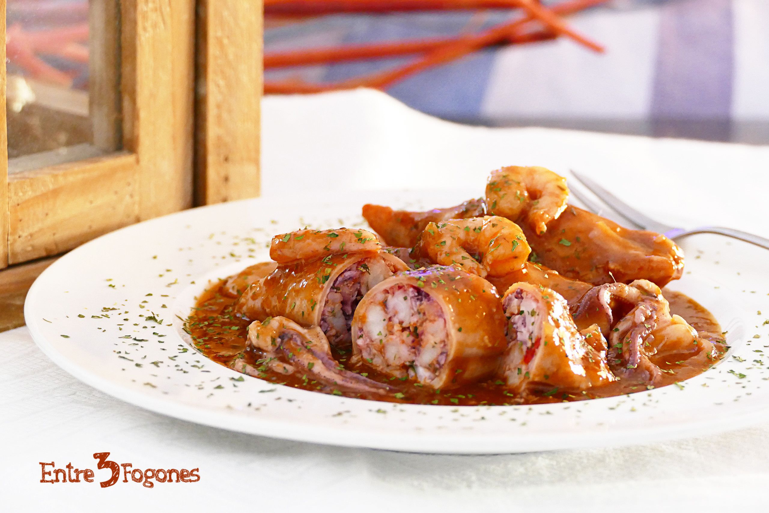 Receta Calamares Rellenos de Gambas en Salsa Roja