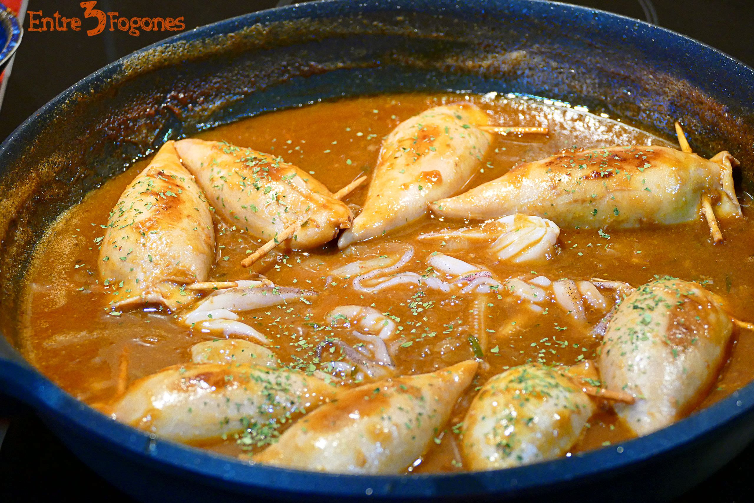 Calamares Rellenos de Gambas en Salsa Roja