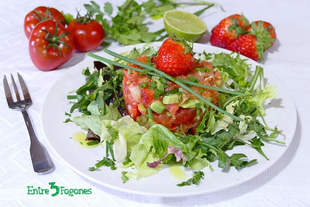 Ensalada de Fresas y Tomate con Trucha Marinada