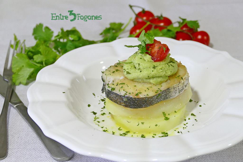 Merluza con Patatas y Mayonesa de Aguacate