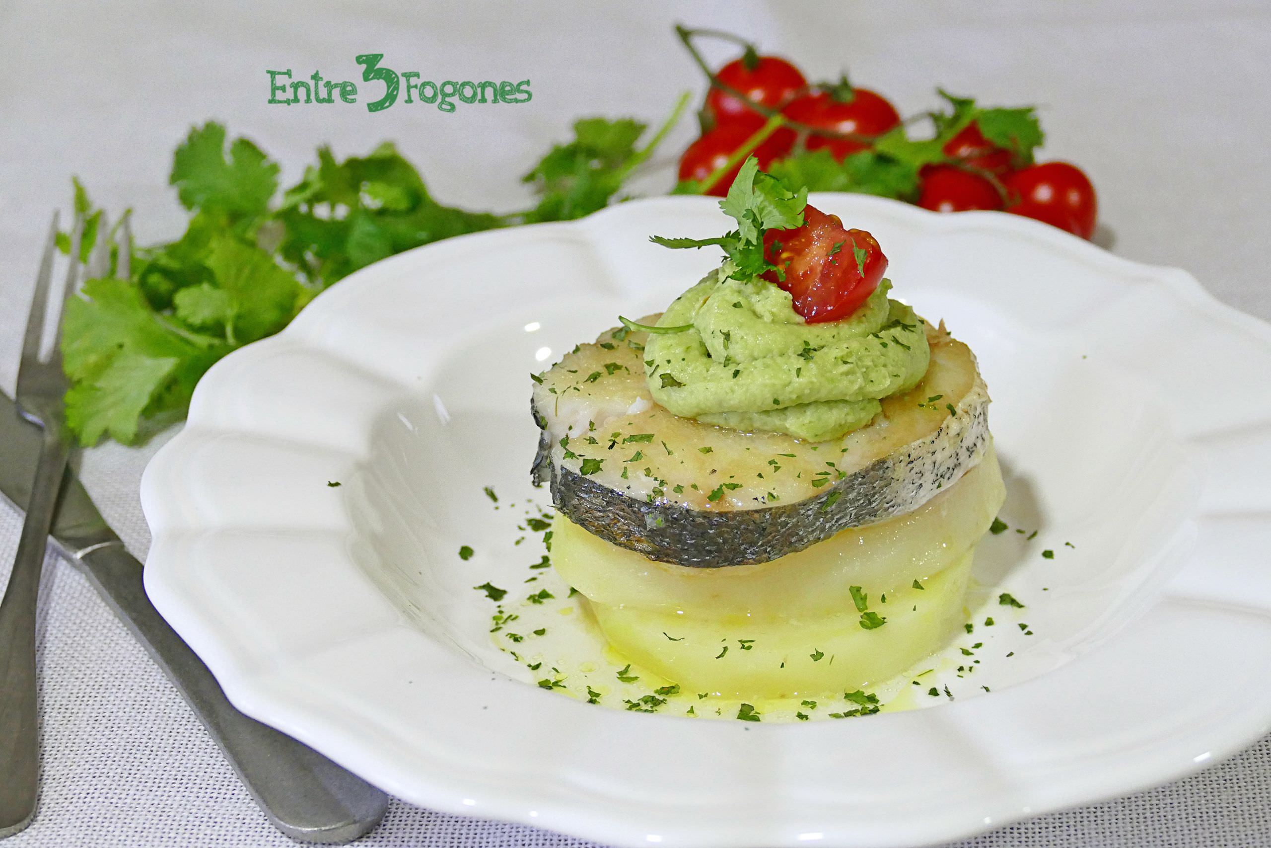 Merluza con Patatas y Mayonesa de Aguacate