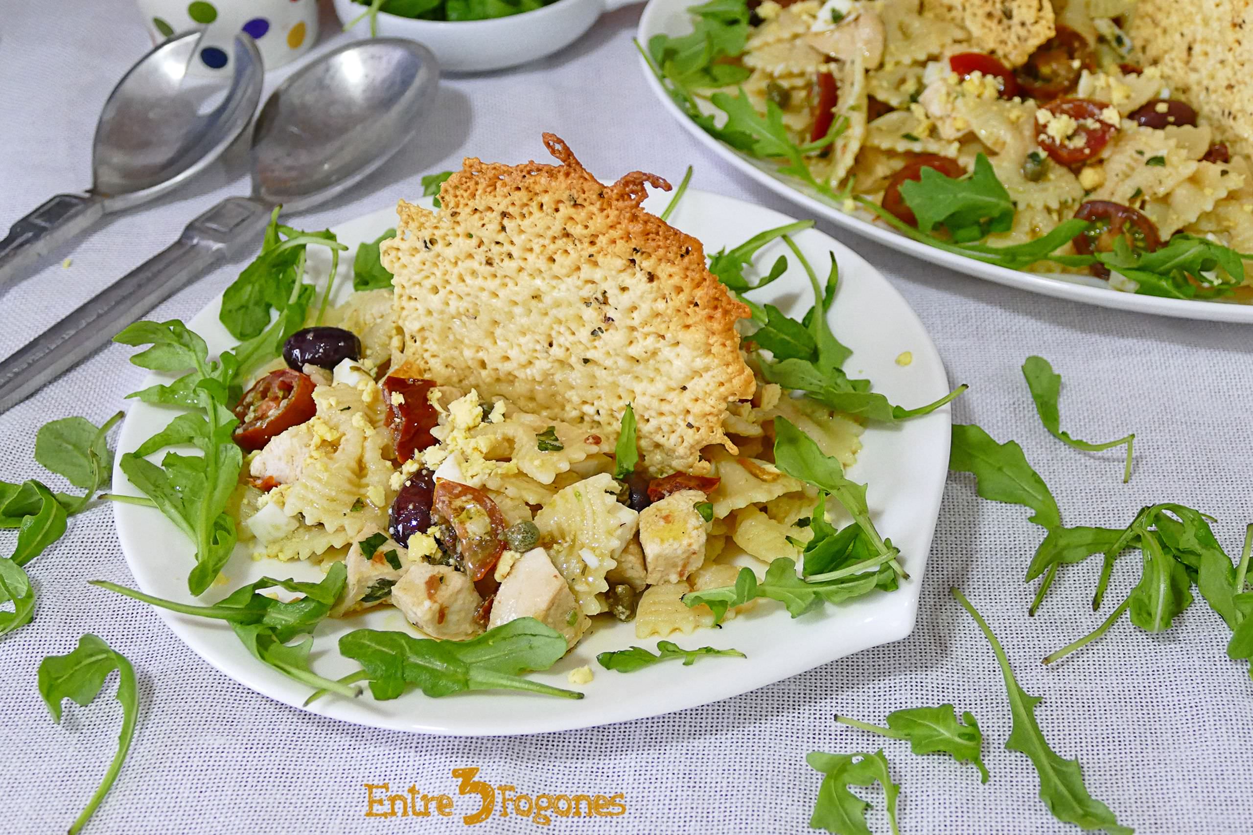 Ensalada de Pasta y Pollo con Sol de Queso
