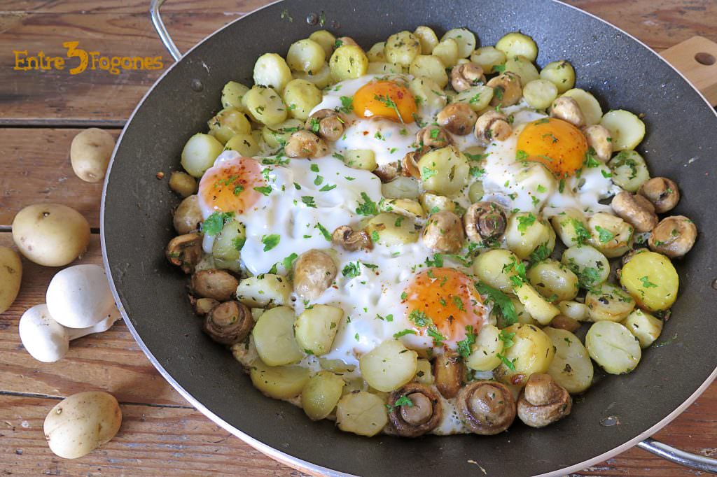 Huevos Estrellados con Patatas y Champiñones