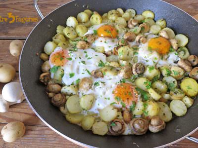 Huevos Estrellados con Patatas y Champiñones