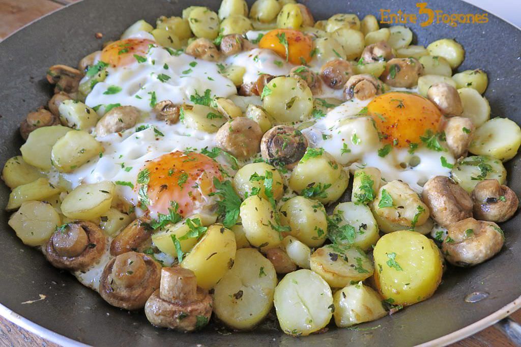 Receta Huevos Estrellados con Patatas y Champiñones