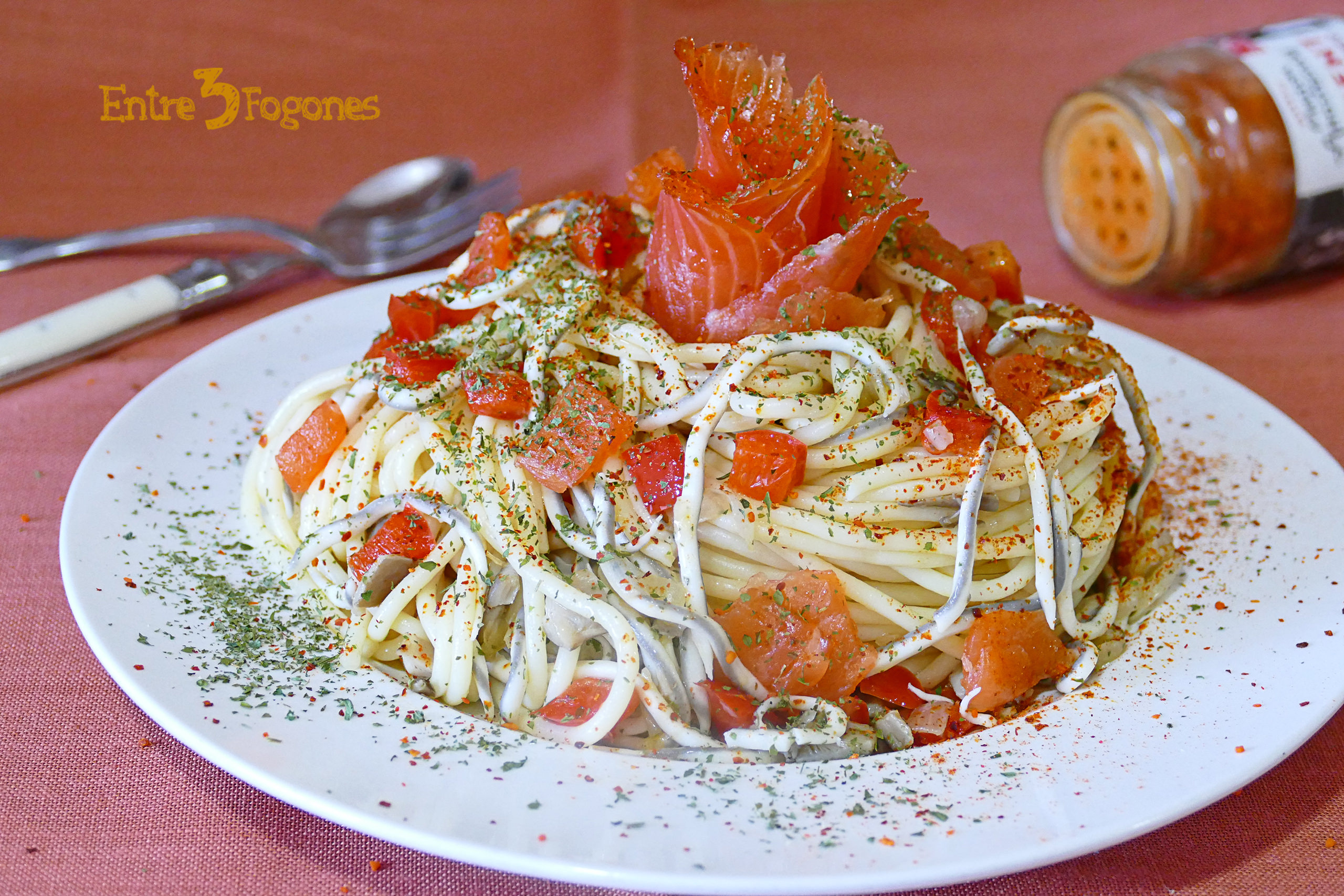 Espaguetis con Gulas y Salmón