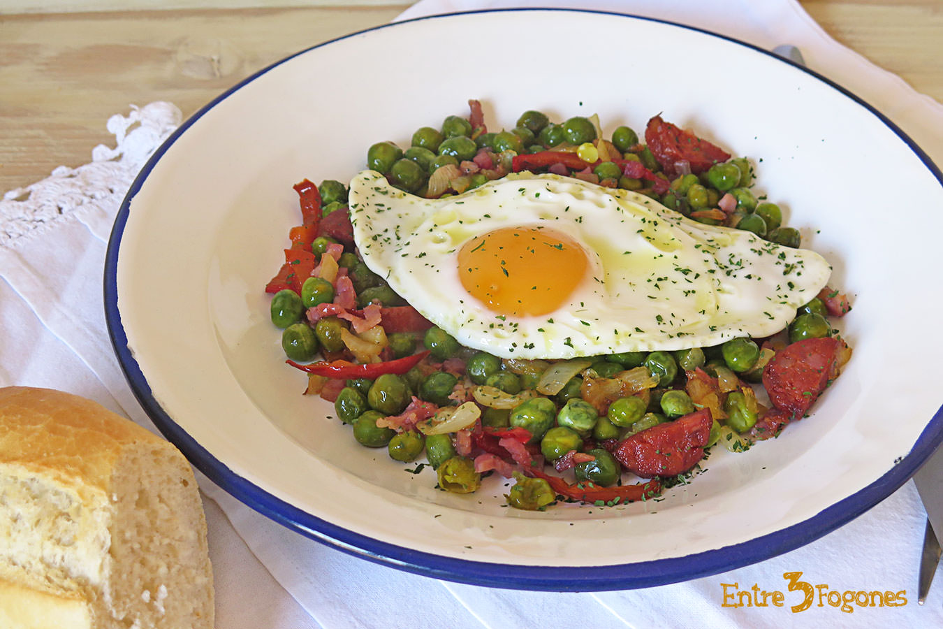 Guisantes Frescos con Jamón y Huevo