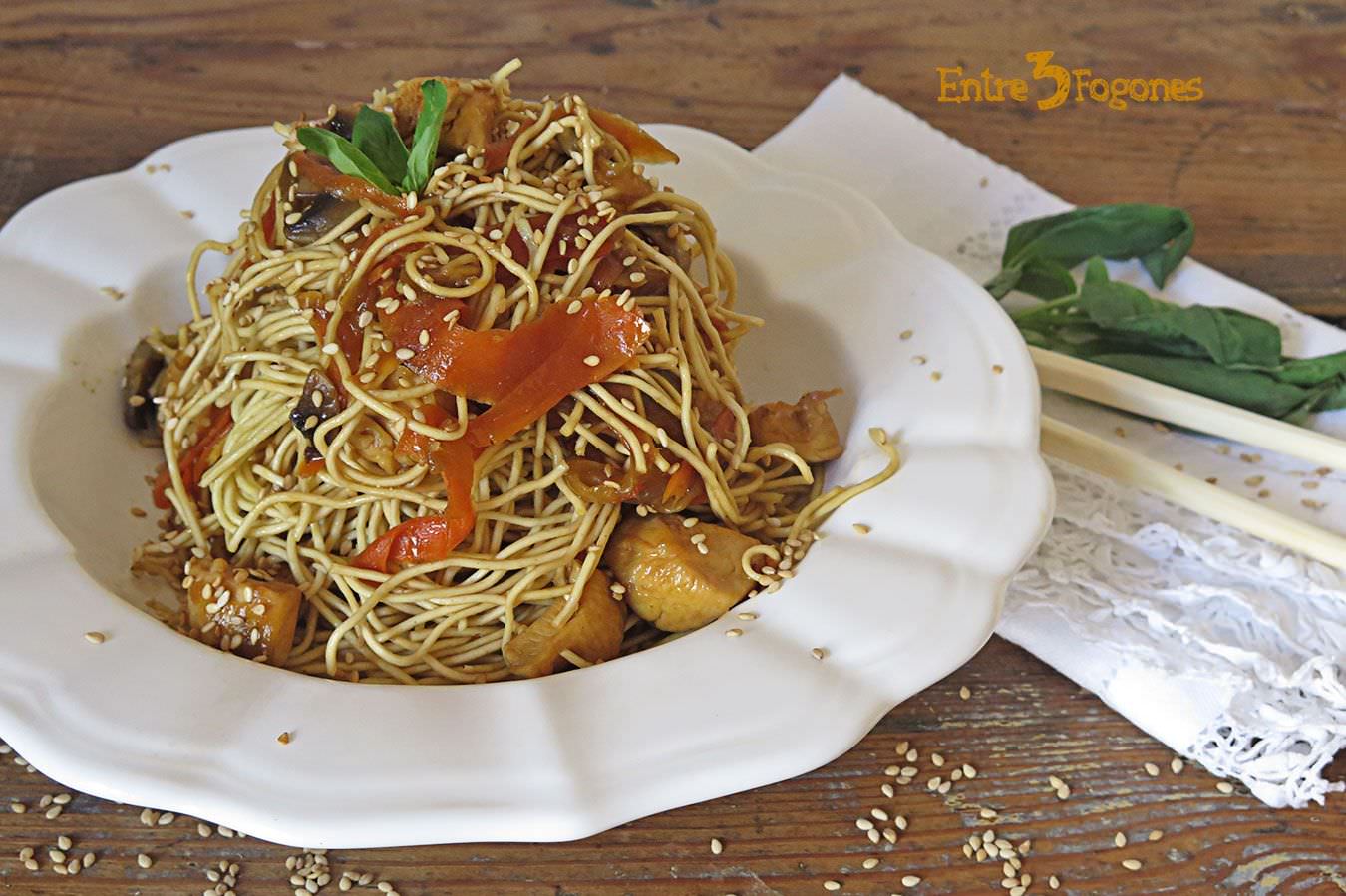 Fideos Chinos con Verduras y Pollo