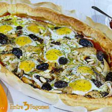 Coca de Hojaldre con Huevos y Caballa en Aceite