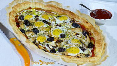 Coca de Hojaldre con Huevos y Caballa en Aceite