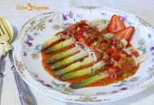 Espárragos Blancos con Jamón y Vinagreta de Fresas