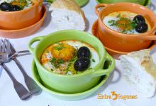 Huevos en Mini Cocotte con Crema de Pimientos y Bacalao