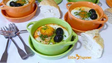 Huevos en Mini Cocotte con Crema de Pimientos y Bacalao