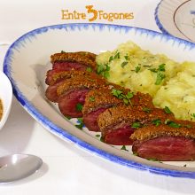 Magret de Pato en Costra de Nueces y Ajo Negro