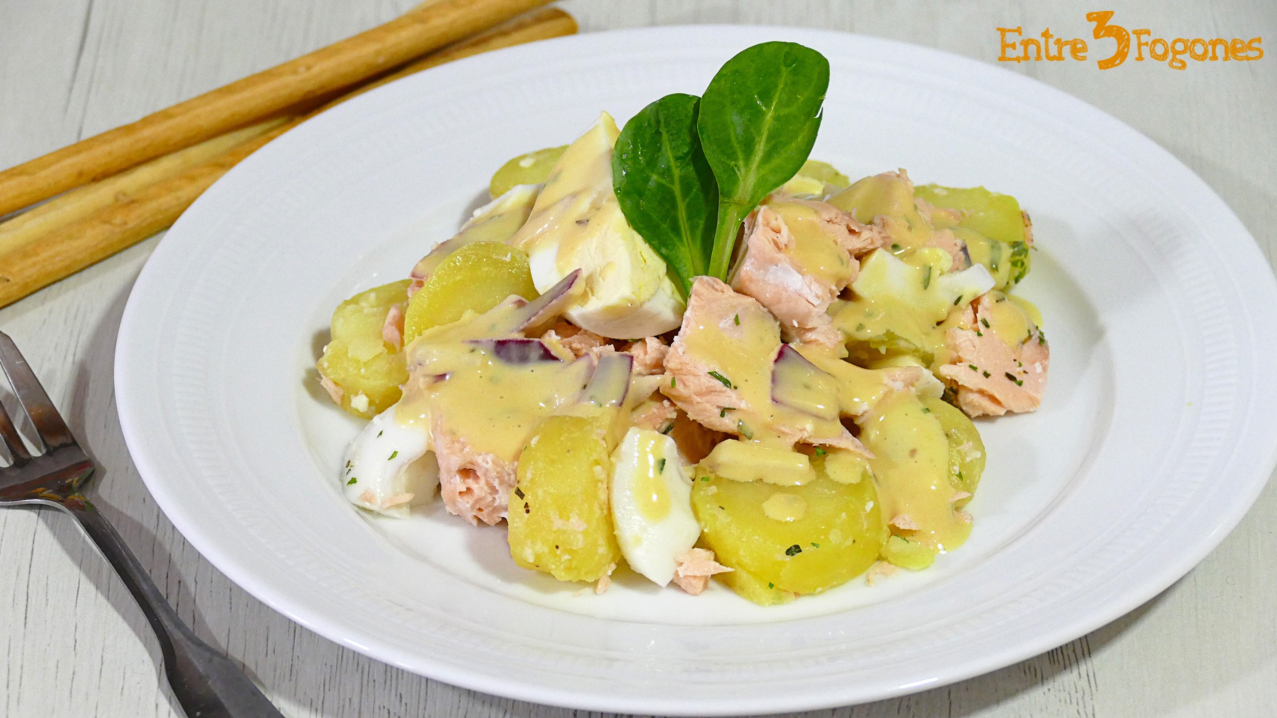 Ensalada de Patata y Huevo con Salmón Fresco