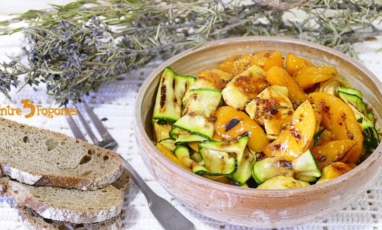 Ensalada de Pollo con Calabacín y Melocotón