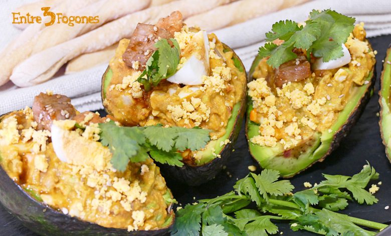 Aguacates Rellenos de Atún y Salmón al Mojo Picón