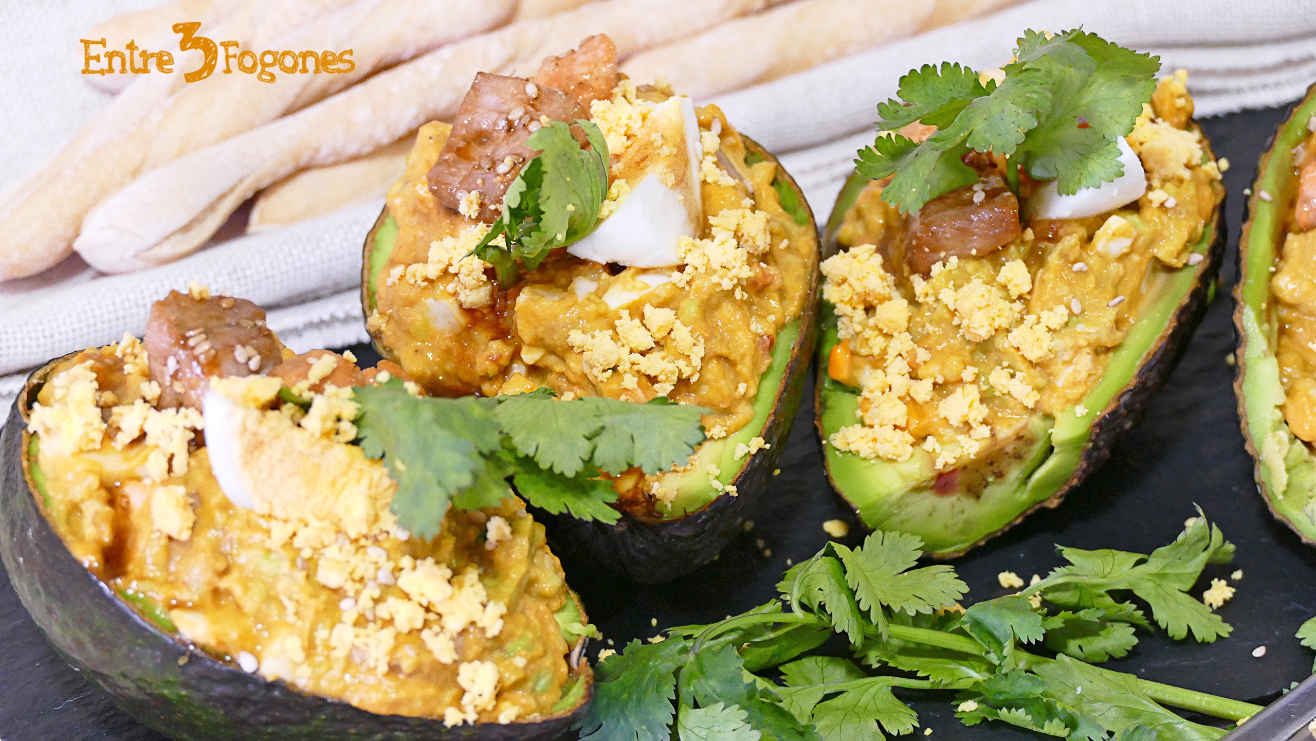 Aguacates Rellenos de Atún y Salmón al Mojo Picón