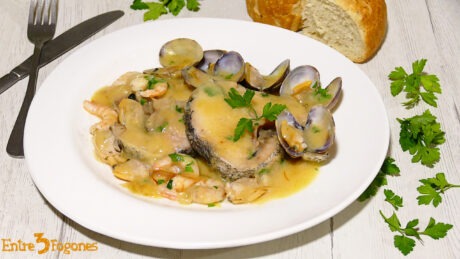 Merluza en Salsa con Almejas y Gambas