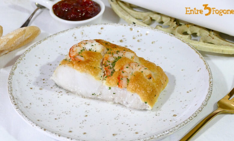 Merluza al Horno con Muselina de Ajo con Gambas