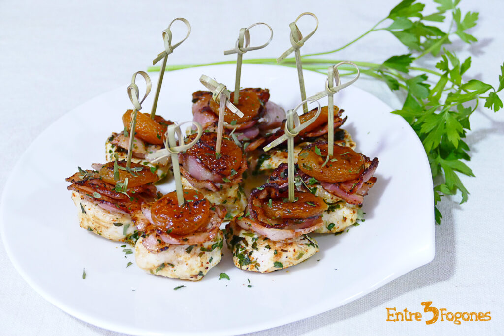 Pinchos de Pollo con Bacon y Orejón de Albaricoque