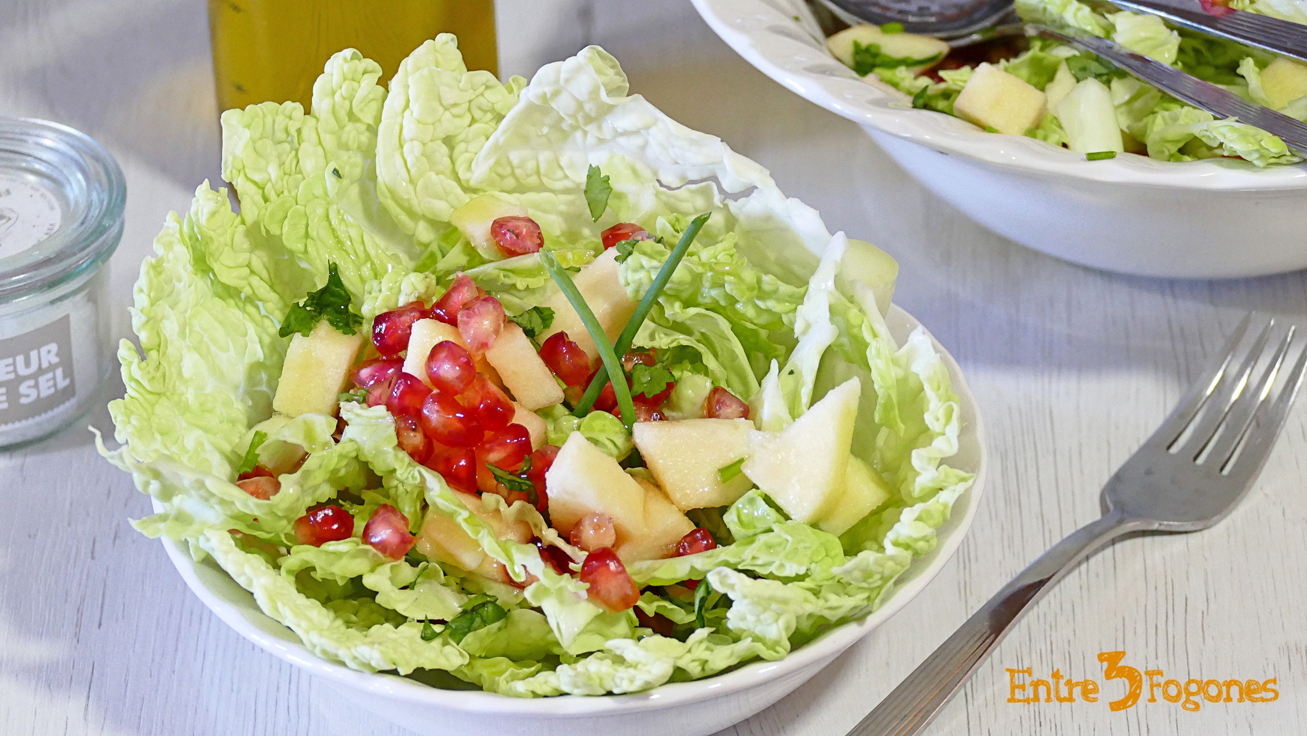 Ensalada de Col Rizada con Manzana y Granada
