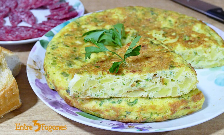 Tortilla de Patatas con Cebolla y Perejil