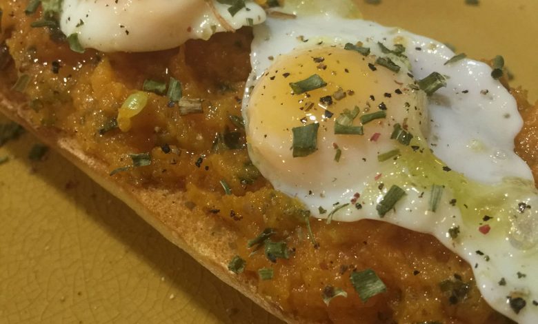 Tosta de Calabaza con Huevo de Codorniz Tosta de Calabaza con Huevo de Codorniz