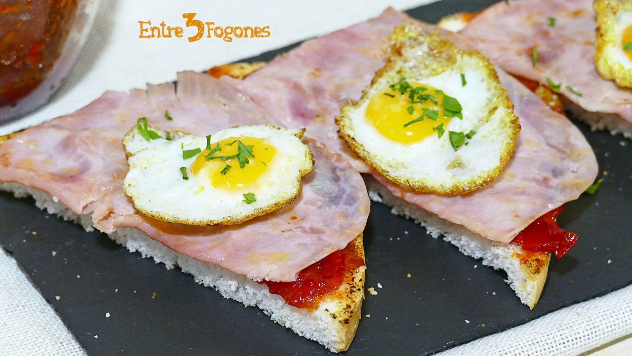 Tostas De Jamón York Con Mermelada De Pimiento Rojo Y Huevo De Codorniz 3142