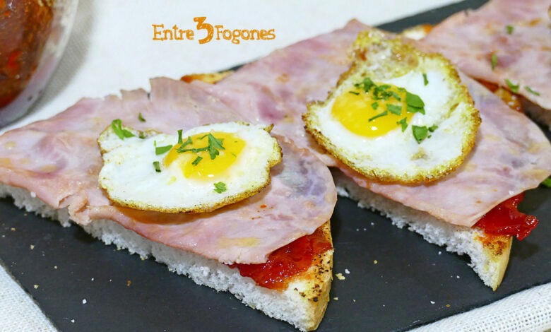 Tostas de Jamón York con Mermelada de Pimiento Rojo y Huevo de Codorniz