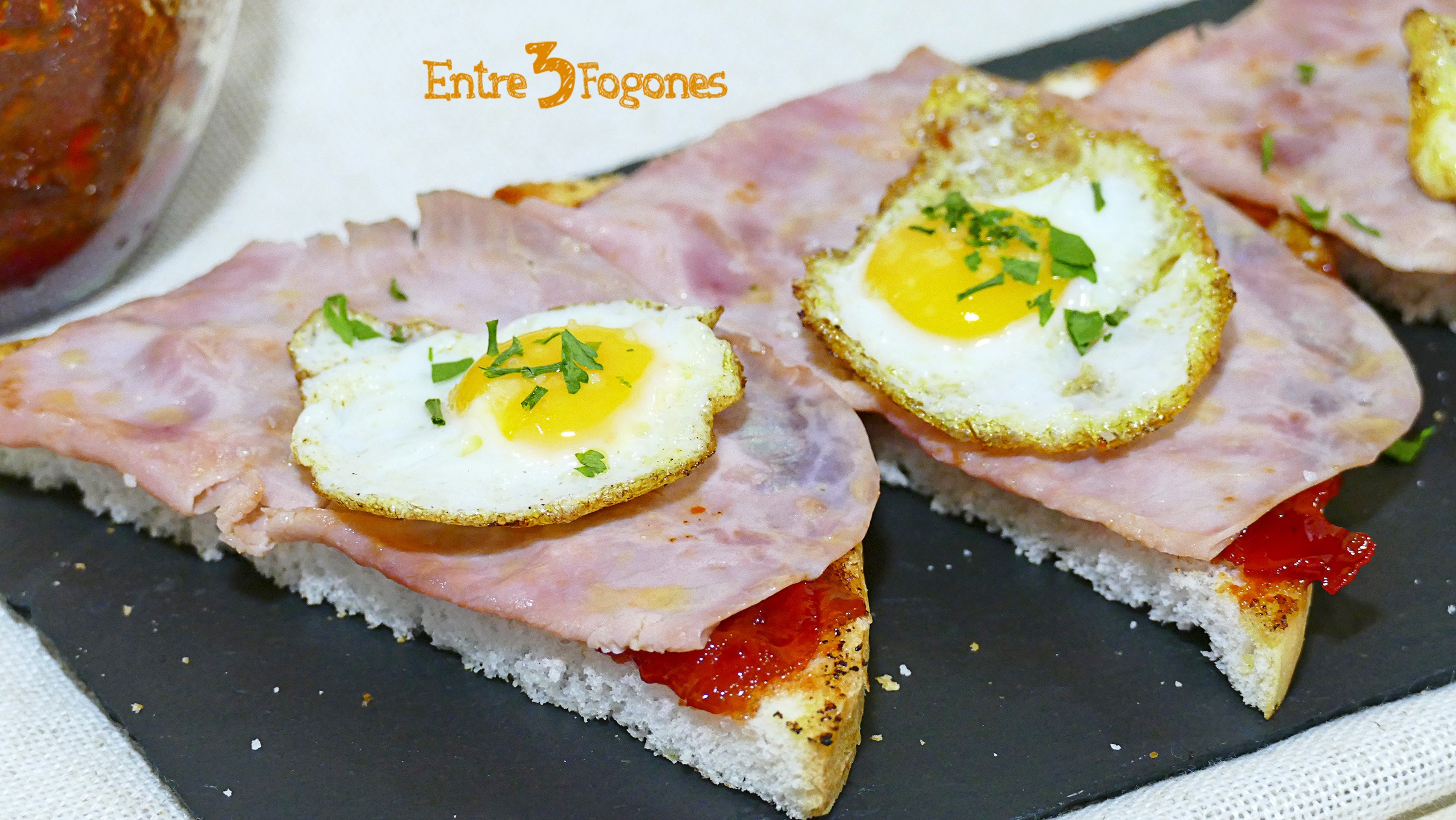 Tostas de Jamón York con Mermelada de Pimiento Rojo y Huevo de Codorniz
