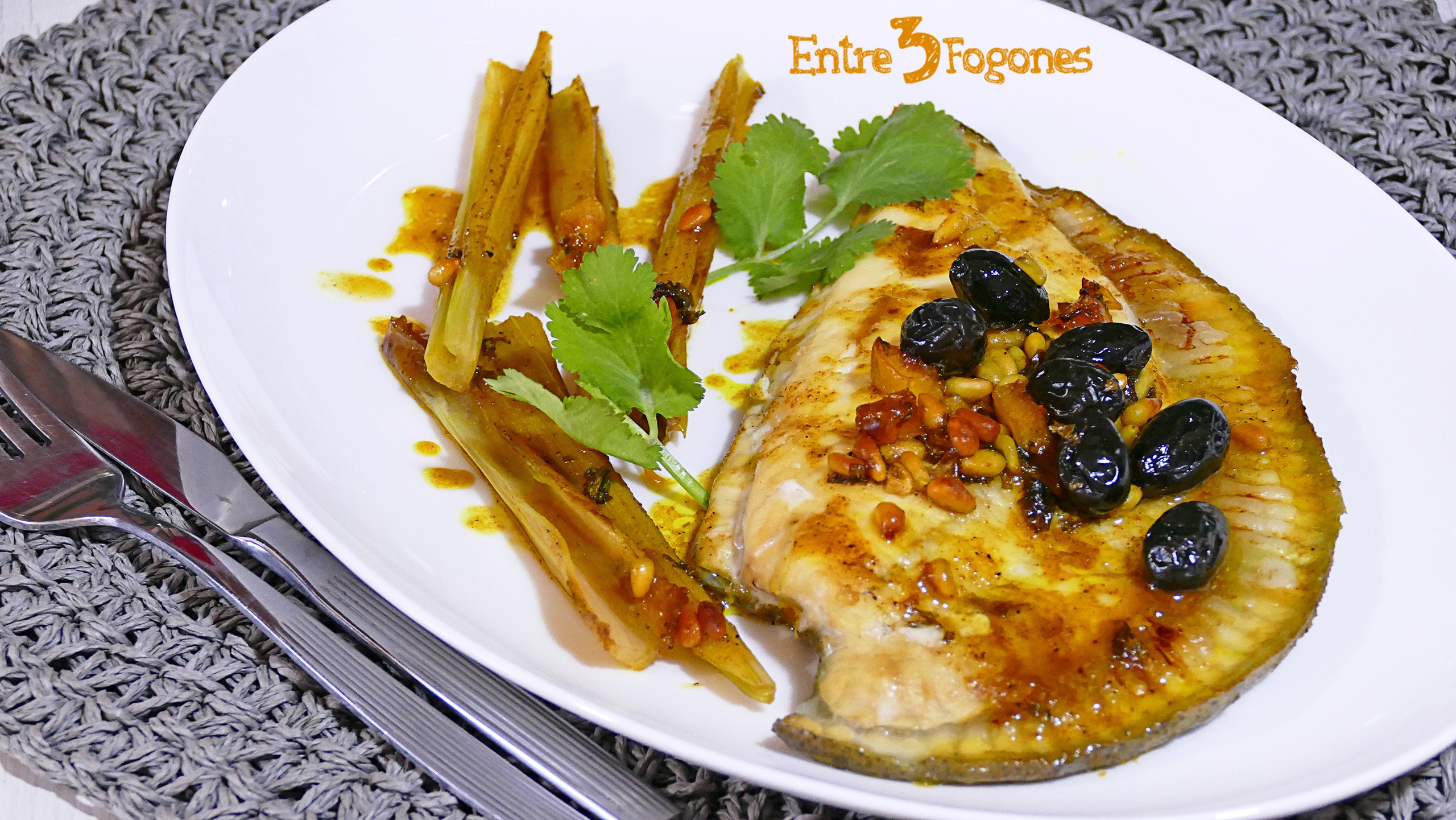 Rodaballo al Horno con Apio y Aceitunas Negras