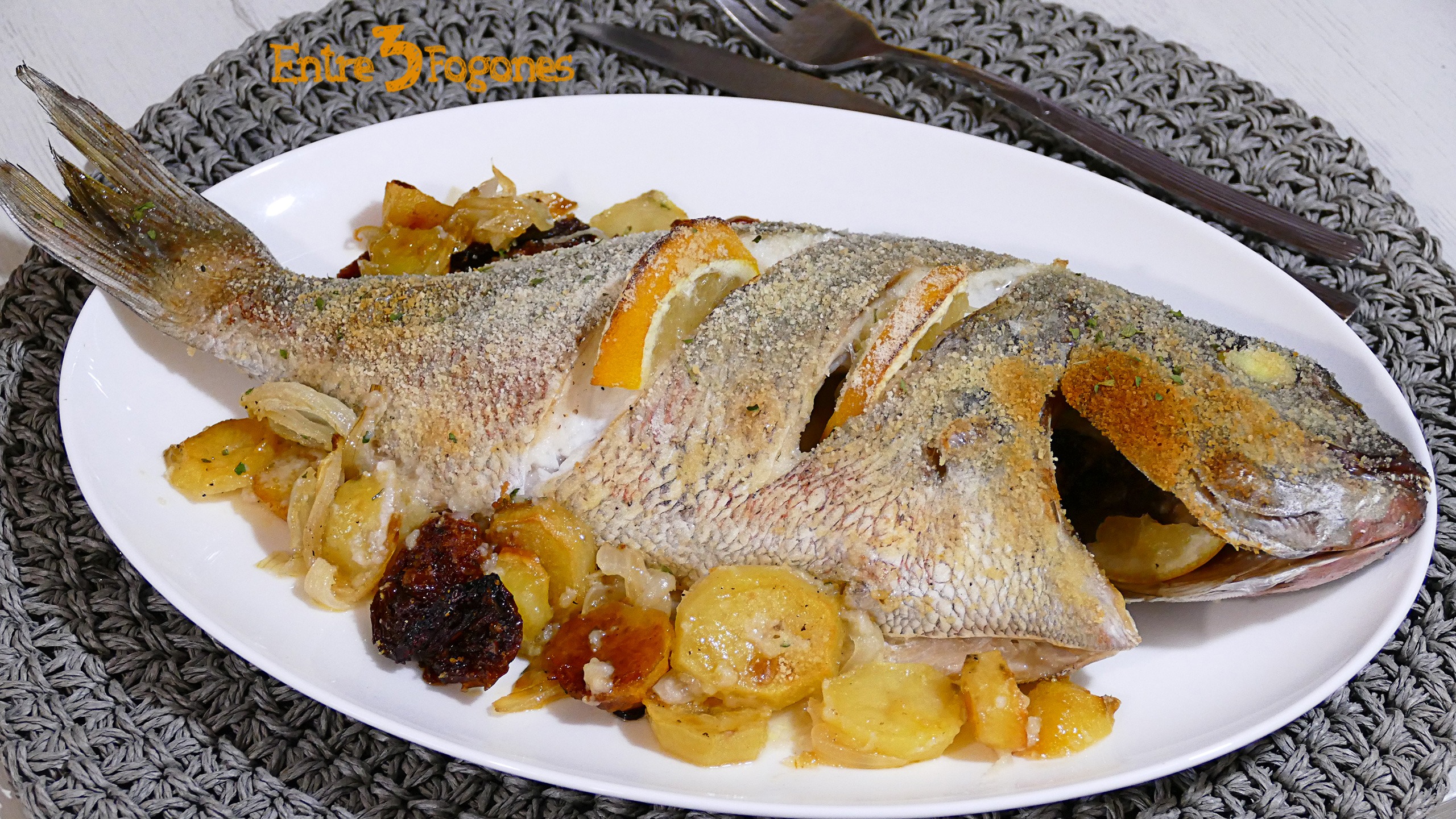 Sargo al Horno con Patatas y Cebolla Sargo al Horno con Patatas y Cebolla