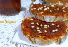 Tostas de Sobrasada Mallorquina con Miel y Piñones