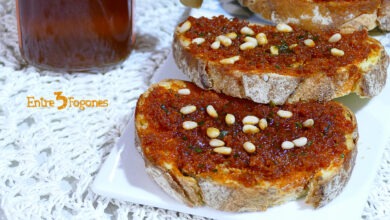 Tostas de Sobrasada Mallorquina con Miel y Piñones