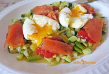 Pisto de Calabacín con Salmón Marinado y Huevo Mollet