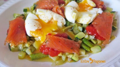 Pisto de Calabacín con Salmón Marinado y Huevo Mollet
