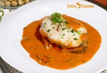 Merluza al Horno en Salsa de Tomate y Avellanas