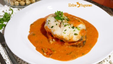 Merluza al Horno en Salsa de Tomate y Avellanas
