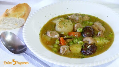 Cordero Guisado con Patatas, Verduras y Ciruelas