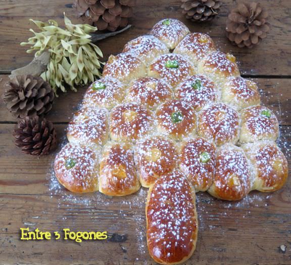 Árbol de Navidad de Brioche con Onza de Chocolate y Fruta Deshidratada